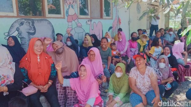 Emak-emak geruduk proyek Tol Jogja-Solo di Klaten, Sabtu (30/9/2023).