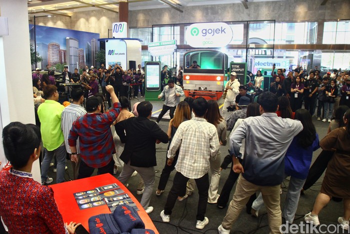 Flashmob Choir 40 Flashmob Choir 40 saat tampil di Hub Space 2023.