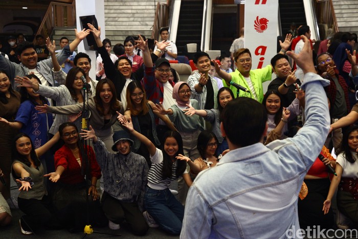 Flashmob Choir 40 Flashmob Choir 40 saat tampil di Hub Space 2023.