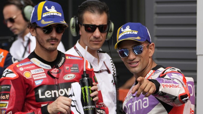 Spains Jorge Martin, right, and Italys Francesco Bagnaia, left, talk after the MotoGP qualification session for Sundays Japanese Motorcycle Grand Prix at the Twin Ring Motegi circuit in Motegi, north of Tokyo Saturday Sept. 30, 2023. Martin took the pole position for Sundays race. Martin took the pole position, followed by Bagnaia on the second grid. (AP Photo/Shuji Kajiyama)