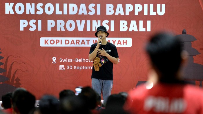 Ketua Umum Partai Solidaritas Indonesia (PSI) Kaesang Pangarep menyampaikan arahan saat kegiatan Konsolidasi Badan Pemenangan Pemilu (Bappilu) PSI Provinsi Bali di kawasan Kuta, Badung, Bali, Sabtu (30/9/2023). Kegiatan itu dilakukan sebagai upaya memperkuat soliditas dan memberikan pembekalan kepada para kader PSI di seluruh wilayah Bali dalam upaya pemenangan PSI pada Pemilu 2024. ANTARA FOTO/Fikri Yusuf/rwa.