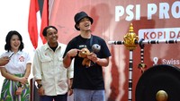 Ketua Umum Partai Solidaritas Indonesia (PSI) Kaesang Pangarep (kanan), Wakil Ketua Dewan Pembina PSI Grace Natalie (kiri) dan Sekjen PSI Raja Juli Antoni (tengah) menghadiri kegiatan Konsolidasi Badan Pemenangan Pemilu (Bappilu) PSI Provinsi Bali di kawasan Kuta, Badung, Bali, Sabtu (30/9/2023).  