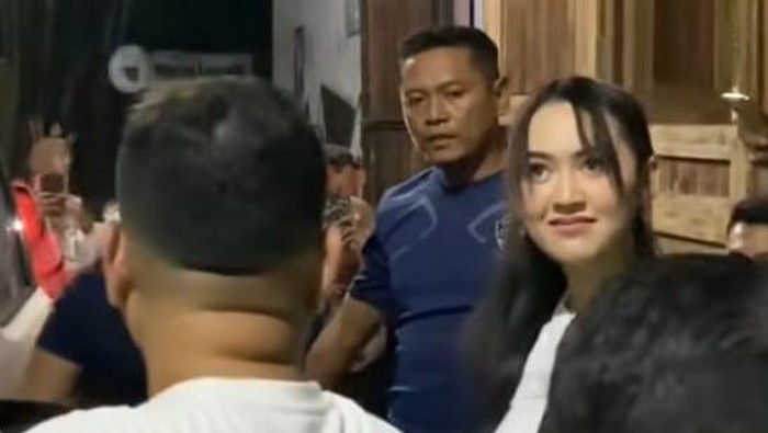 Happy Asmara kesurupan saat konser di Pasuruan.