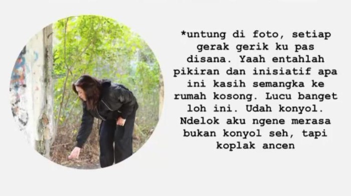 Happy Asmara saat meletakkan semangka di salah satu sudut bangunan di bawah pohon.