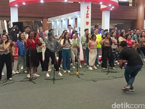Flashmob Choir 40 Sukses Hibur Pengunjung Hub Space 2023