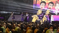 Kehebohan penonton di Jakarta Convention Center juga membuat Project Pop merasa sangat senang.