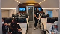Pemandangan berikutnya adalah replika kereta cepat Jakarta-Bandung (KJCB) milik PT Kereta Cepat Indonesia China (KCIC). Replika itu berukuran persis sama dengan kereta aslinya. Desain interiornya bahkan sama persis.  