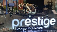 Masuk ke dalam, pemandangan pertama yang disuguhkan kepada pengunjung adalah taksi terbang Ehang 216 yang diprakarsai Prestige Motorcars, perusahaan milik Rudy Salim.   