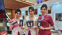 Selain promo, sejumlah pramugari Lion Air juga hadir di booth tersebut. Nama ketiganya secara berurutan dari kiri adalah Mira Wulandari (21), Monica Ayu (24), dan Laura Grecia (19).  