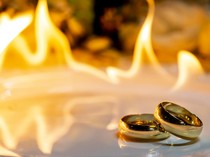 Benarkah Handuk Basah Bisa Padamkan Kebakaran Kecil di Rumah?