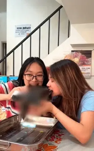 Influencer mukbang labi-labi utuh.