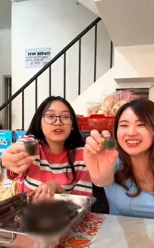 Influencer mukbang labi-labi utuh.