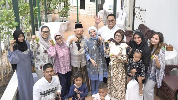 Istri Ma’ruf, Wury Maruf Amin, ikut memetik anggur bersama keluarga. (dok. Setwapres)