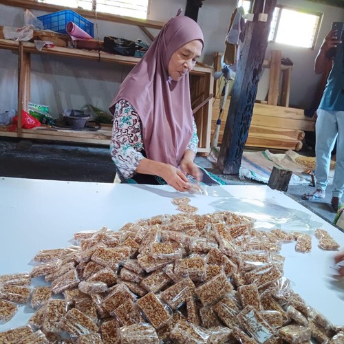 Jajanan tradisional gipang merah atau yang dikenal dengan getigeti oleh warga Jembrana, Kamis (28/9/2023). (I Putu Adi Budiastrawan/detikBali)