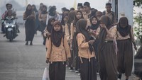 Pengurangan jam belajar ini akibat dampak buruk bencana kabut asap yang melanda Kota Palembang. 