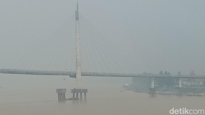 Kabut asap di Jambi batasi jarak pandang.