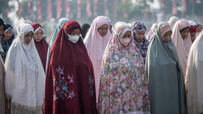 Umat Islam melaksanakan Shalat Istisqa atau salat meminta hujan di halaman Griya Agung Palembang, Sumatera Selatan, Sabtu (30/9/2023). Shalat tersebut dilaksanakan untuk meminta kepada Allah SWT diturunkannya hujan agar bencana kabut asap yang menyelimuti Kota Palembang segera berakhir. ANTARA FOTO/Nova Wahyudi/rwa.