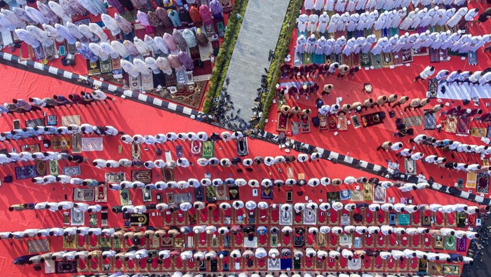Kabut Asap Makin Parah, Warga di Palembang Salat Minta Hujan Umat Islam melaksanakan Shalat Istisqa atau salat meminta hujan di halaman Griya Agung Palembang, Sumatera Selatan, Sabtu (30/9/2023). Shalat tersebut dilaksanakan untuk meminta kepada Allah SWT diturunkannya hujan agar bencana kabut asap yang menyelimuti Kota Palembang segera berakhir. ANTARA FOTO/Nova Wahyudi/rwa.
