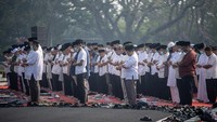 Umat Islam melaksanakan Shalat Istisqa atau salat meminta hujan di halaman Griya Agung Palembang, Sumatera Selatan, Sabtu (30/9/2023). 