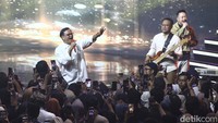 Setiap sahutan dari Hedi Yunus dan Mario Ginanjar selalu dibalas oleh para penonton yang didominasi oleh perempuan. 