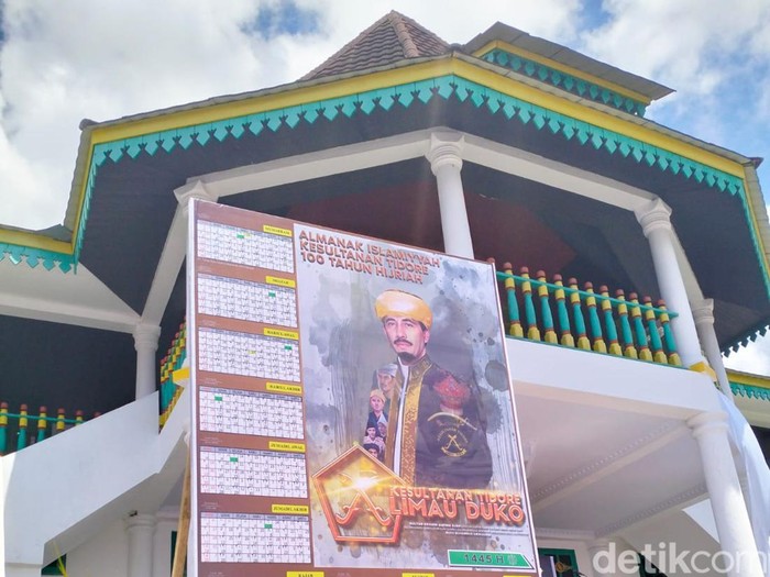 Kalender Islamiyah 100 Tahun Kesultanan Tidore yang dicetak besar dipajang di depan kedaton Kie Kesultanan Tidore.