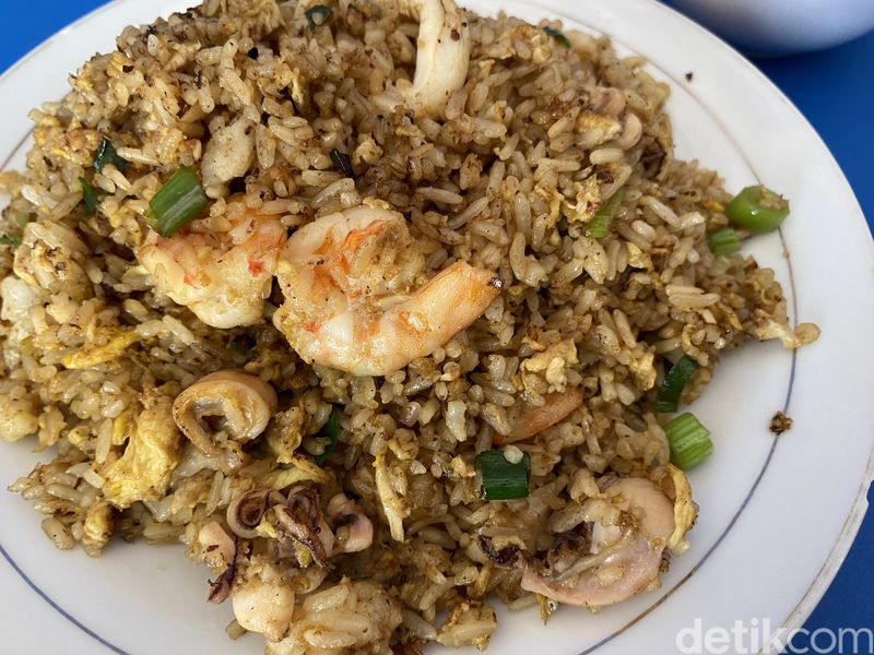 Kantin Nikmat milik mantan koki restoran Chinese food legendaris. Tawarkan menu Chinese food halal di parkiran motor Plaza Glodok.