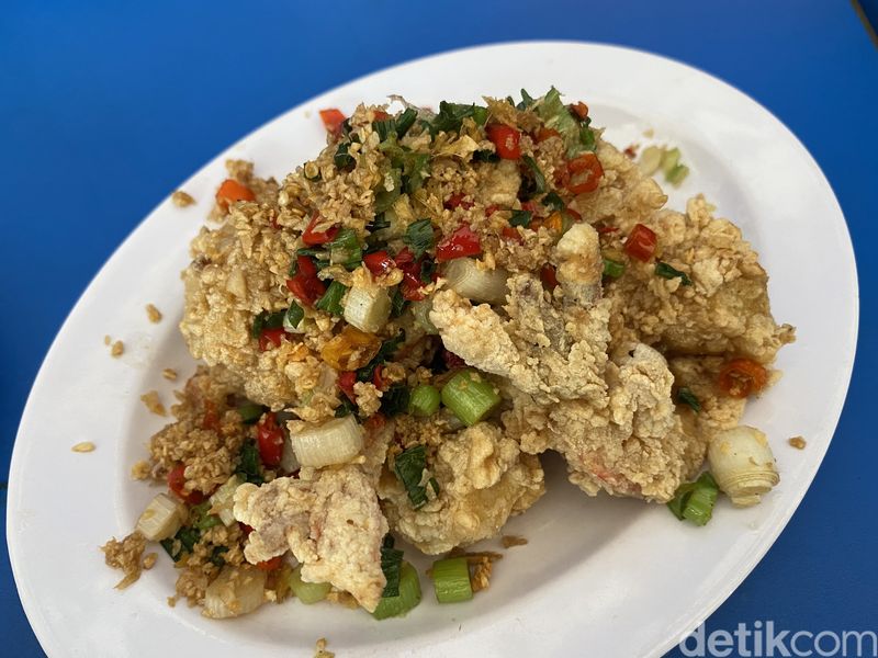 Kantin Nikmat milik mantan koki restoran Chinese food legendaris. Tawarkan menu Chinese food halal di parkiran motor Plaza Glodok.