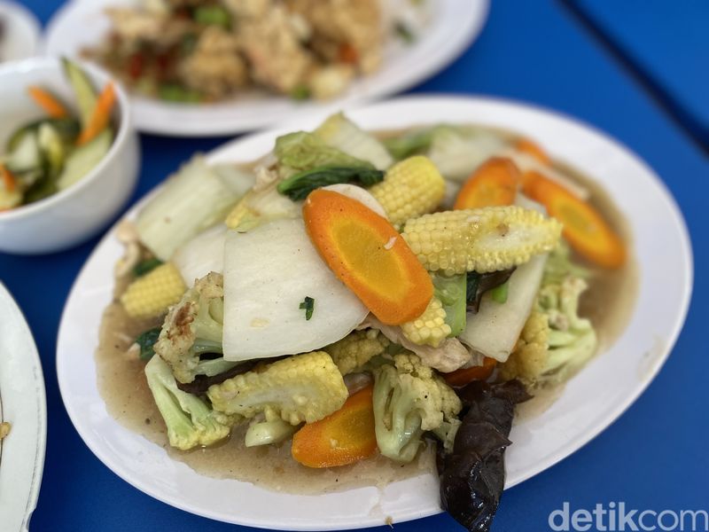 Kantin Nikmat milik mantan koki restoran Chinese food legendaris. Tawarkan menu Chinese food halal di parkiran motor Plaza Glodok.