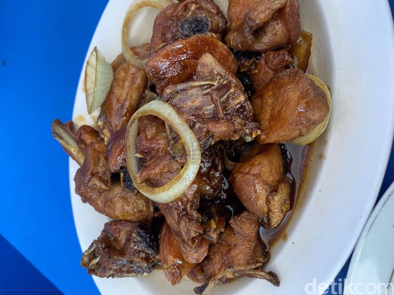 Kantin Nikmat milik mantan koki restoran Chinese food legendaris. Tawarkan menu Chinese food halal di parkiran motor Plaza Glodok.