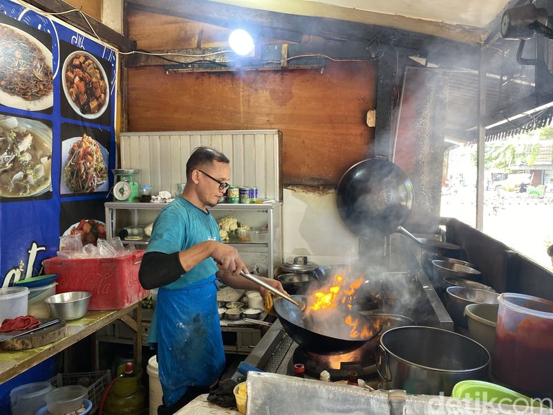 Kantin Nikmat milik mantan koki restoran Chinese food legendaris. Tawarkan menu Chinese food halal di parkiran motor Plaza Glodok.