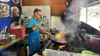 detikFood berhasil mengulik kalau Supriyadi pernah menjadi koki di restoran Chinese food. Restoran yang dimaksud adalah Cahaya Baru, restoran Chinese (Hakka) yang legendaris dan autentik di kawasan Kota, Jakarta Barat. Foto: detikFood/Yenny Mustika Sari