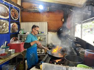 Mantan Koki Restoran Legendaris Ini Sukses Buka Warung Chinese Food Halal