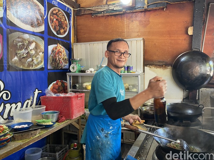 Kantin Nikmat milik mantan koki restoran Chinese food legendaris. Tawarkan menu Chinese food halal di parkiran motor Plaza Glodok.