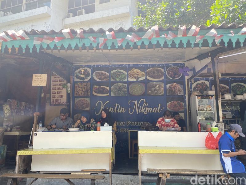 Kantin Nikmat milik mantan koki restoran Chinese food legendaris. Tawarkan menu Chinese food halal di parkiran motor Plaza Glodok.