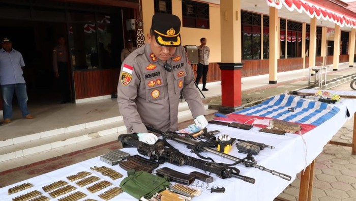 Kapolres Pegunungan Bintang AKBP Mohamad Dafi Bastomi saat mengecek barang bukti sitaan dari 5 anggota KKB yang tewas ditembak.