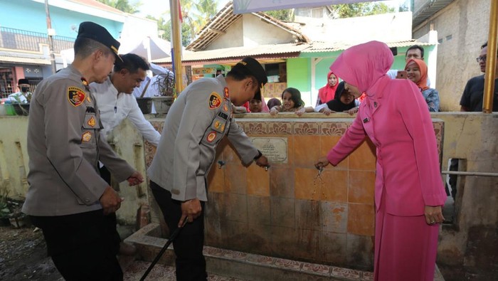 Kapolri Jenderal Listyo Sigit Prabowo, melalui Polres Cianjur, memberikan bantuan sumur bor kepada warga.