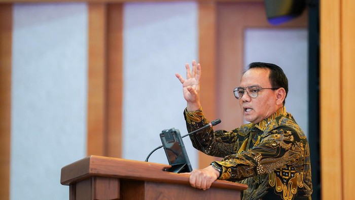 Penjabat (Pj) Gubernur Sulawesi Tenggara (Sultra), Andap Budhi Revianto menginstruksikan seluruh Pemerintah Daerah (Pemda) se-Provinsi Sultra, mengadopsi Program Data Desa Presisi (DDP).