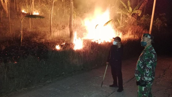 Kebakaran di Gunung Sadakeling pada Sabtu (30/9/2023) malam.