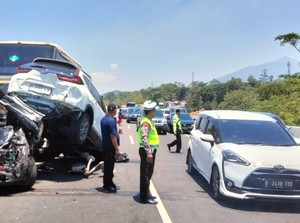 Kecelakaan 6 Mobil di Tol Semarang: Awal Mula hingga Identitas Korban