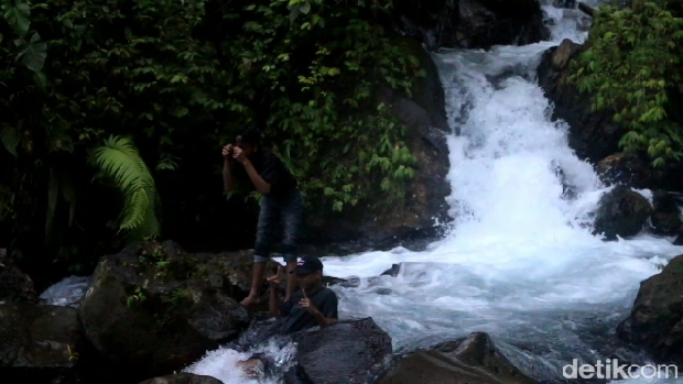 Keindahan Wisata Air Terjun Kapas Biru di Kaki Gunung Semeru.