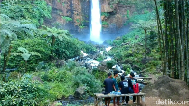 Keindahan Wisata Air Terjun Kapas Biru di Kaki Gunung Semeru.