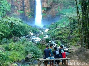 Sejuknya Healing di Air Terjun Kapas Biru Kaki Gunung Semeru