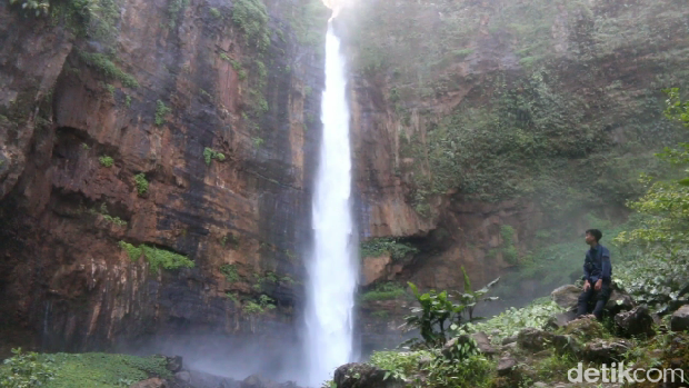 Keindahan Wisata Air Terjun Kapas Biru di Kaki Gunung Semeru.