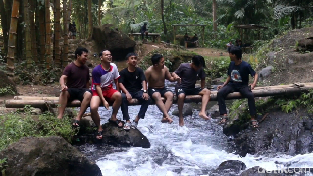 Keindahan Wisata Air Terjun Kapas Biru di Kaki Gunung Semeru.