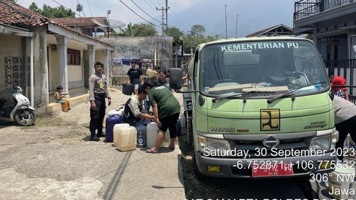 Warga di Cigombong, Kabupaten Bogor, Jawa Barat, melaporkan wilayahnya terdampak kekeringan hingga krisis air. Warga mengadukan hal tersebut kepada polisi melalui program Jumat Curhat.