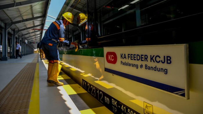 Pekerja membersihkan kaca kereta pengumpan untuk Kereta Cepat Jakarta Bandung saat di uji coba di Bandung, Jawa Barat, Sabtu (30/9/2023). PT KAI Daop 2 Bandung melakukan uji coba kereta pengumpan bagi kereta cepat Jakarta Bandung (KCJB) dari Stasiun Bandung menuju Stasiun Padalarang sebelum peresmian KCJB oleh Presiden Joko Widodo pada 2 Oktober 2023 mendatang. ANTARA FOTO/Raisan Al Farisi/rwa.