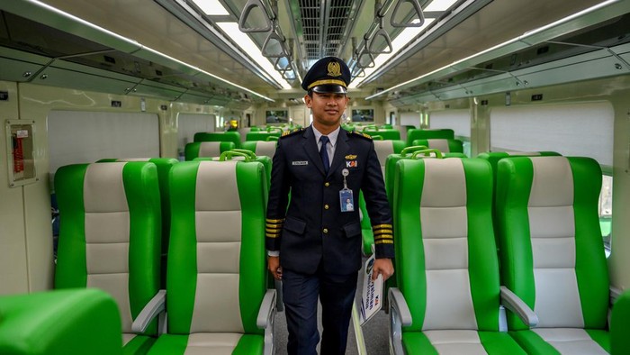Kereta Pengumpan untuk Kereta Cepat Mulai Diuji Coba, Begini Potretnya Pekerja membersihkan kaca kereta pengumpan untuk Kereta Cepat Jakarta Bandung saat di uji coba di Bandung, Jawa Barat, Sabtu (30/9/2023). PT KAI Daop 2 Bandung melakukan uji coba kereta pengumpan bagi kereta cepat Jakarta Bandung (KCJB) dari Stasiun Bandung menuju Stasiun Padalarang sebelum peresmian KCJB oleh Presiden Joko Widodo pada 2 Oktober 2023 mendatang. ANTARA FOTO/Raisan Al Farisi/rwa.