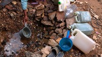 Warga di enam desa di kawasan tersebut kesulitan mendapatkan air bersih. 