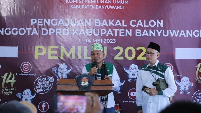 Ketua DPC PKB Banyuwangi KH Abdul Malik Syafaat dalam agenda pengajian bakal calon legislatif di KPU Banyuwangi.