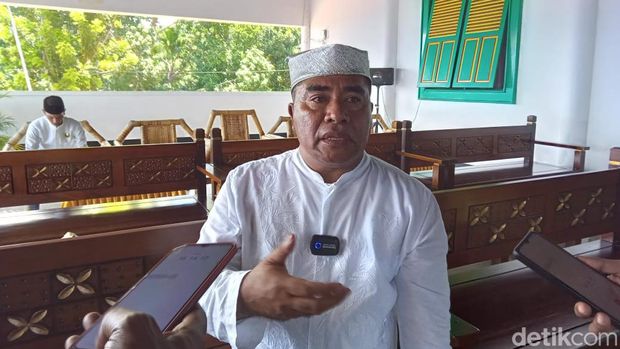 Ketua Tim Penghitungan dan Penyusunan Kalender Islam 100 Tahun Kesultanan Tidore Ishak Naser.